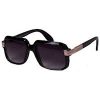 Kraftig firkantet solbrille med guld-deko. Lidt n�rdede, men p� en seri�s m�de. Glasset er gradueret! ...